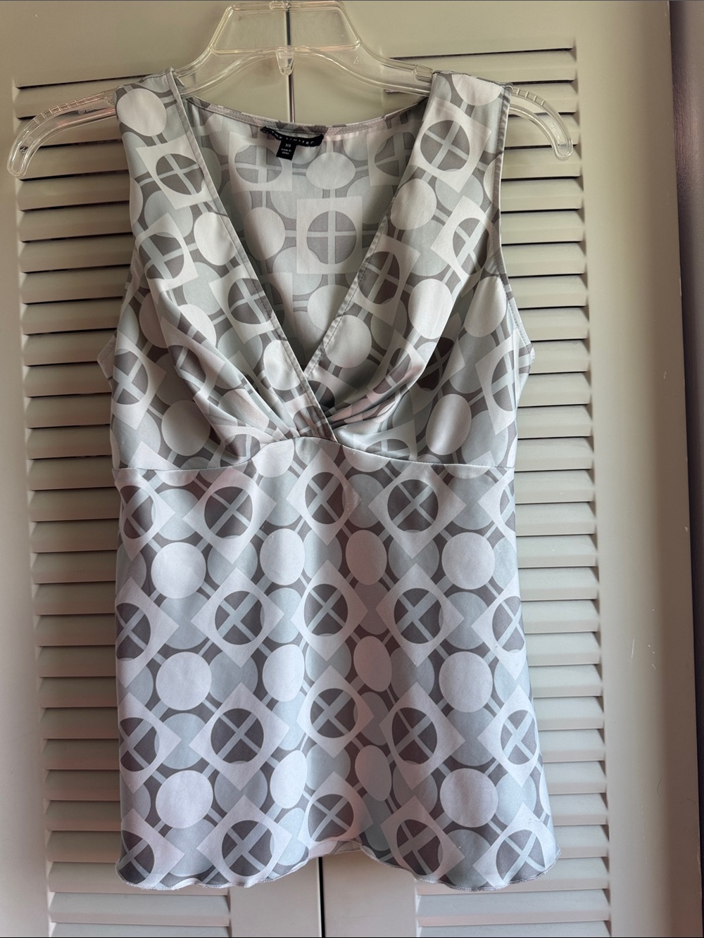 The Limited Gray and White Geometric Top